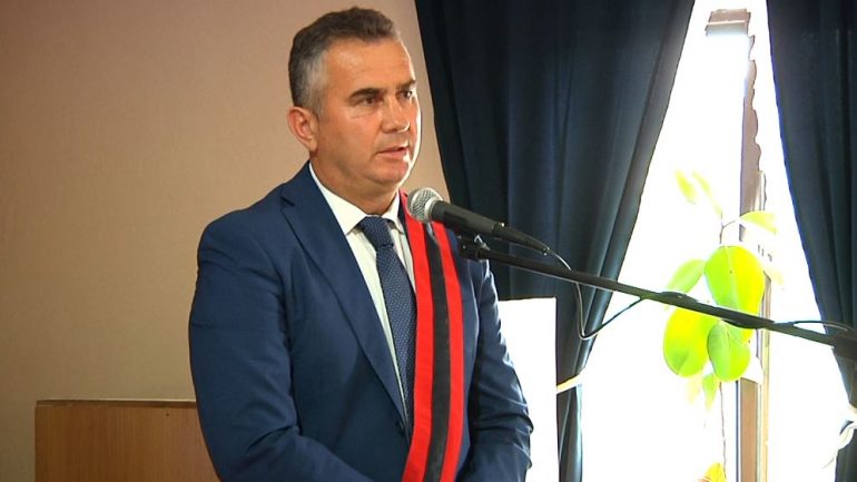 Plagosja me thikë e kryetarit të bashkisë Divjakë, reagon policia