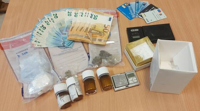 U kap me kokainë e kanabis në banesë, arrestohet i riu shqiptar në Itali