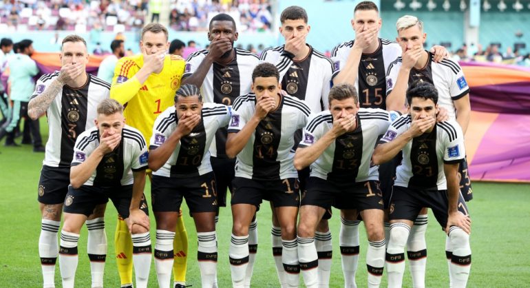 Gjermania del hapur kundër censurës së FIFA-s, futbollistët bëjnë gjestin me gojë mbyllur para sfidës së parë