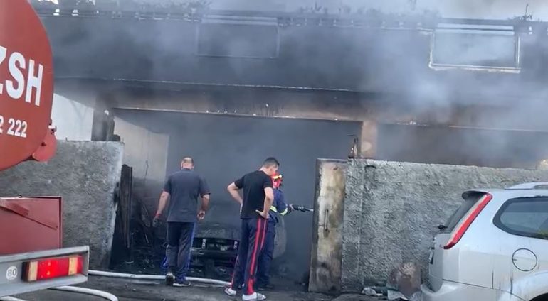 Shtëpia dykatëshe përfshihet nga flakët, shpëtojnë banorët