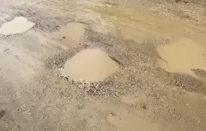 VIDEOLAJM/ Rruga me gropa plot ujë dhe baltë në Shënavlash, gati e pakalueshme në ditët me shi