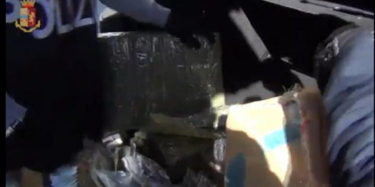 Mbushën vilën me hashash dhe kokainë, arrestohen 3 shqiptarët në Itali (EMRAT)