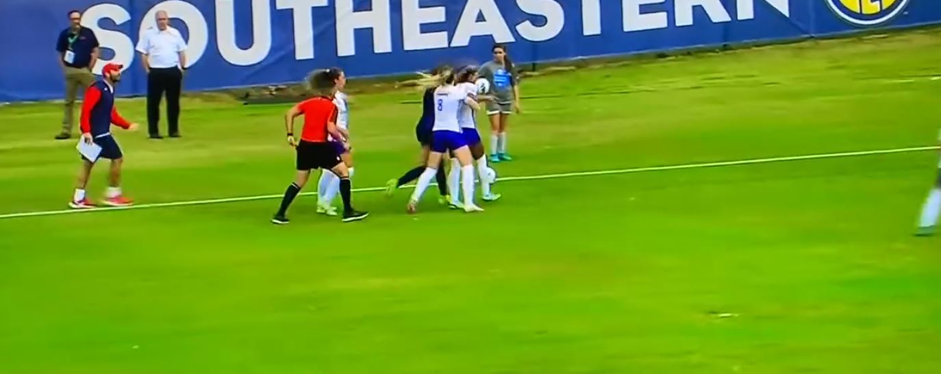 “Kërcet” grushti në futbollin e femrave, skena të denja për… MMA!