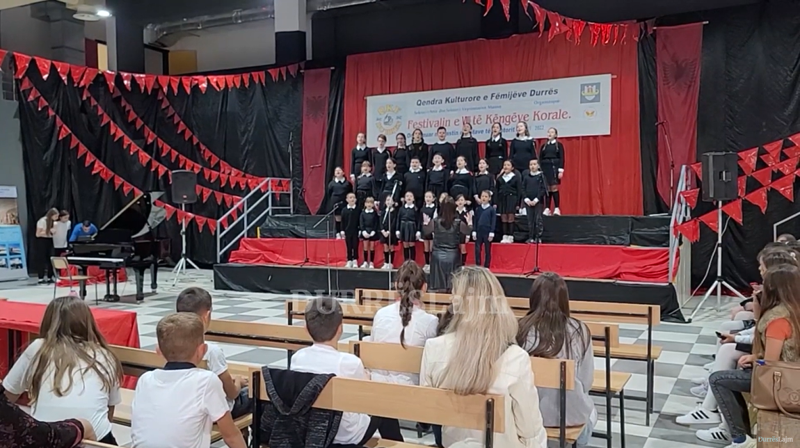 Mbahet edicioni i VIII i Festivalit të Këngëve Korale në Durrës, 17 shkolla pjesëmarrëse (VIDEO)