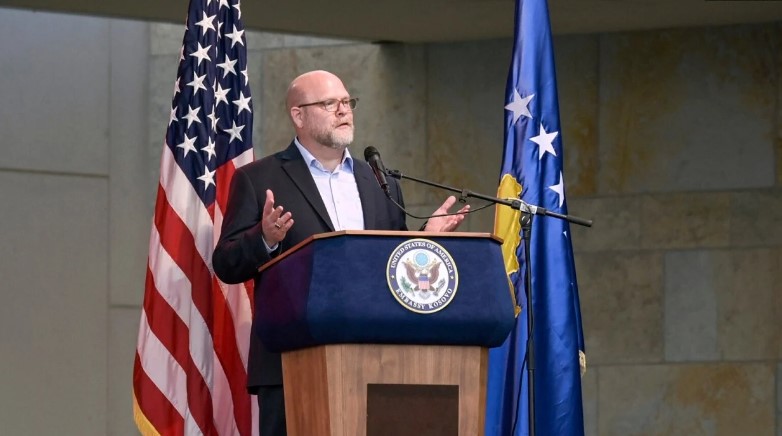 Ambasadori amerikan në Kosovë: Marrëveshja për targat shton sigurinë dhe avancon përpjekjet për normalizim