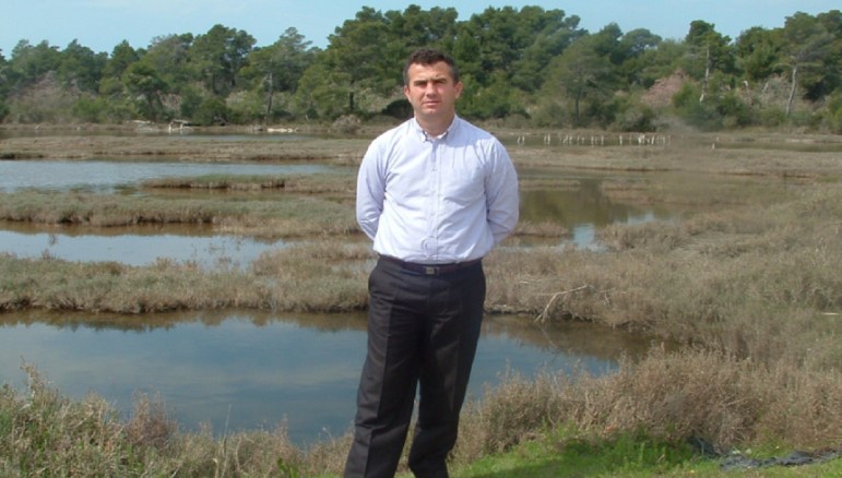 Sulmi me thikë, nisen drejt Tiranës kryebashkiaku i Divjakës dhe shoferi i tij