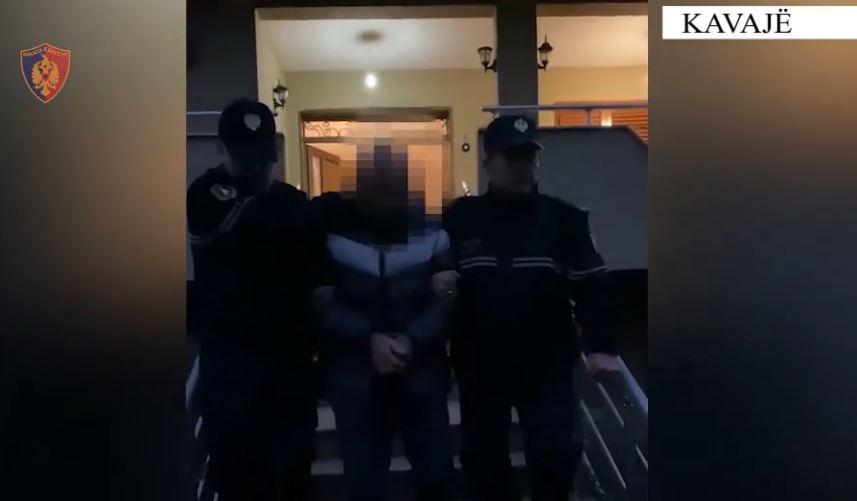 Konflikt në familje për pronat/ Xhaxhai kërcënon me automatik nipin, momenti i arrestimit të 57-vjeçarit