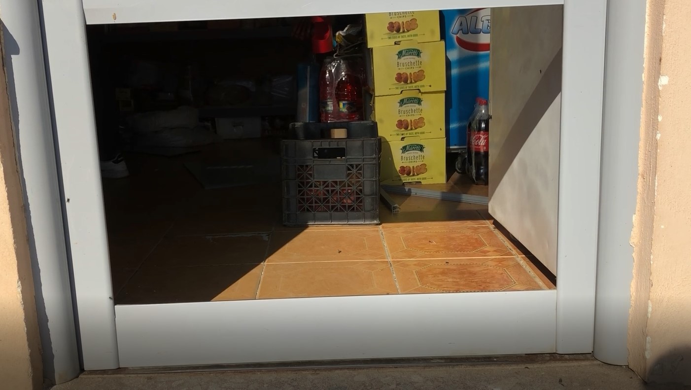 Të maskuar dhe me armë, 4 persona grabisin marketin me automatik