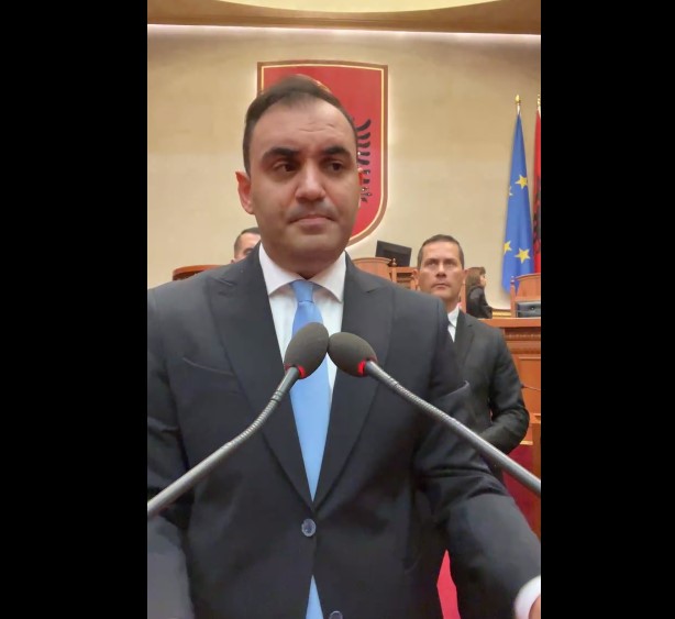 “Fusin bishtin ndër shalë dhe ikin”- Deputetët e opozitës live në FB pasi nuk ia dha fjala në Kuvend: Goditja më e fortë iu dha Xhaçkës