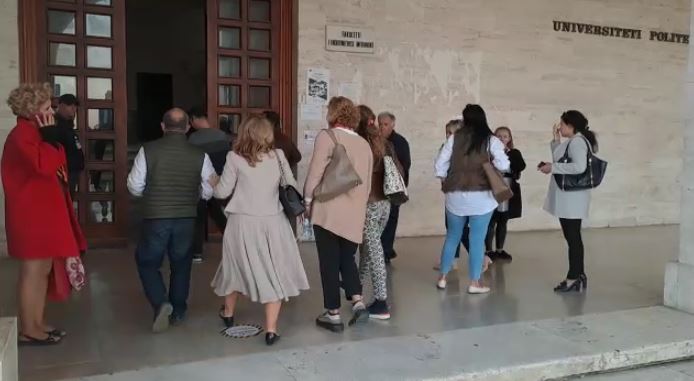 Pedagogët gati të hyjnë në grevë urie, Kovaçi: Po mbrojmë të drejtat tona!