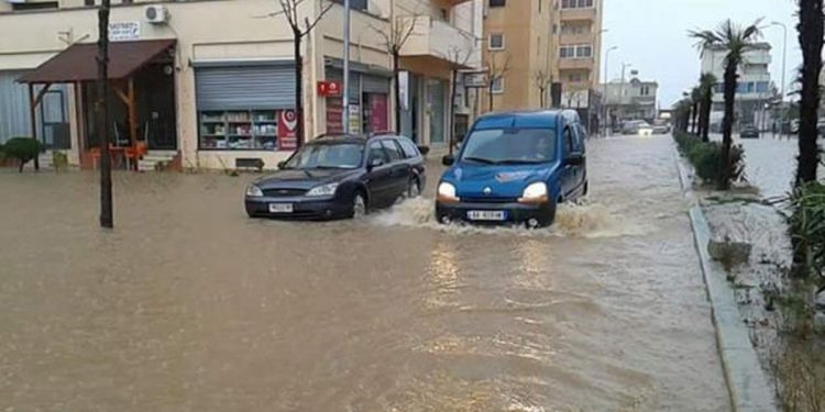 Reshje intensive dhe përmbytje, Ministria e Mbrojtjes: Merrni masa, pritet përkeqësim i situatës në 5 qarqe