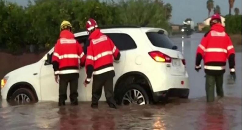 Përmbytje rekord në Spanjë/ Zjarrfikëset në ndihmë të njerëzve të bllokuar