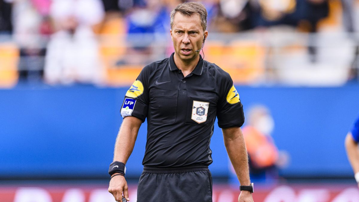 Pëson goditje në tru në stërvitje, ndërron jetë arbitri që ishte në duelin Shqipëri-Angli