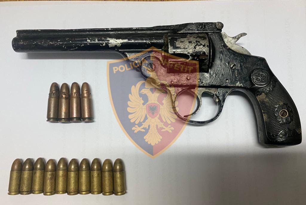 Arrestohet 19-vjeçari me precedent kriminal nga Sukthi, kapet me armë dhe municion në çantë