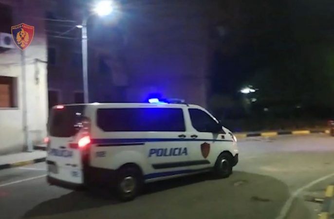 U kapën duke transportuar emigrantë të paligjshëm, arrestohen 3 persona