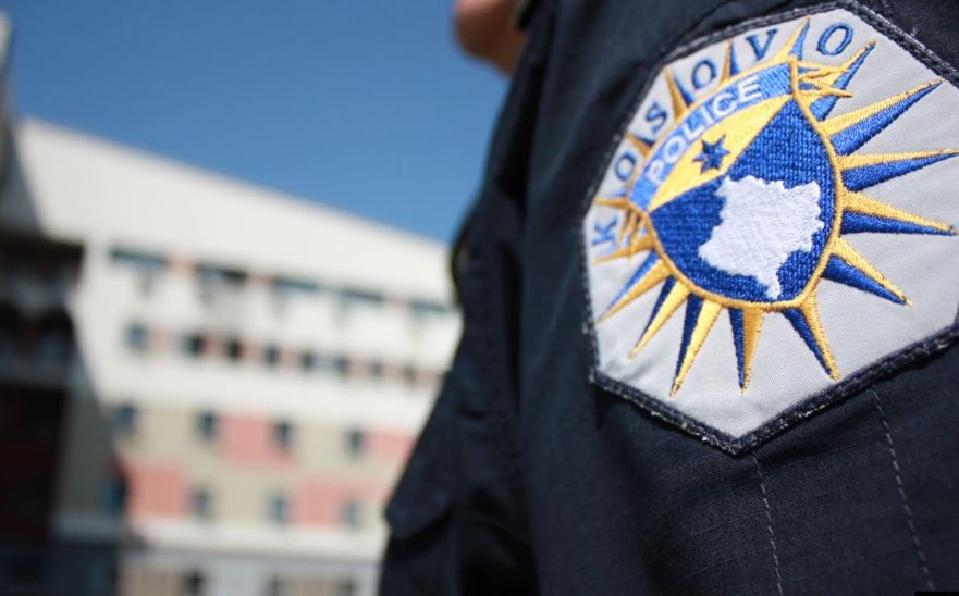 Shtohen tensionet në veri të Kosovës, digjet makina e një serbi me targa RKS në Zubin Patok