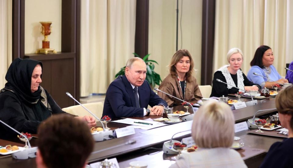 Putin takon nënat e ushtarëve rusë dhe u bën thirrje: Mos besoni çdo gjë që shihni në internet