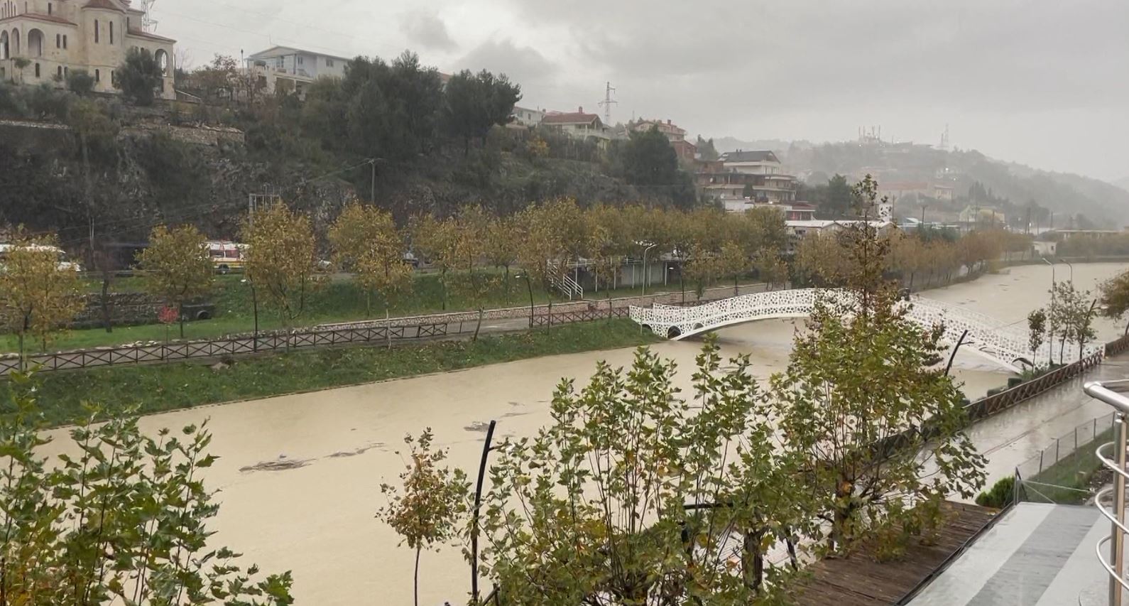 Situata e motit në vend, meteorologët: Nuk do ketë ndërprerje të reshjeve deri të enjten, do raportohen probleme edhe në Vlorë