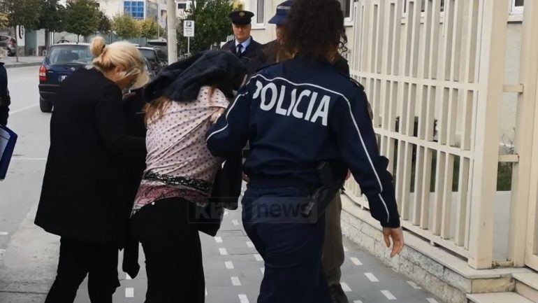 Lihen në burg 11 të arrestuarit për serën e kanabisit në Berat, mes tyre nënë e bijë