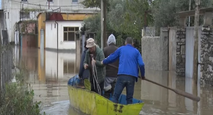 Situatë e jashtëzakonshme në Shkodër nga shkarkimet e hidrocentraleve/Rreth 500 banesa të përmbytura, evakuohen banorët