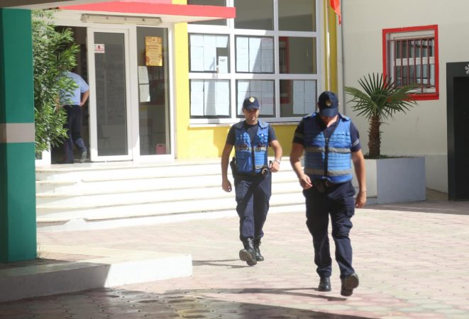 Vidhte në markete dhe lokalet përgjatë aksit Rrogozhinë-Fier, pranga 21-vjeçarit nga Durrësi