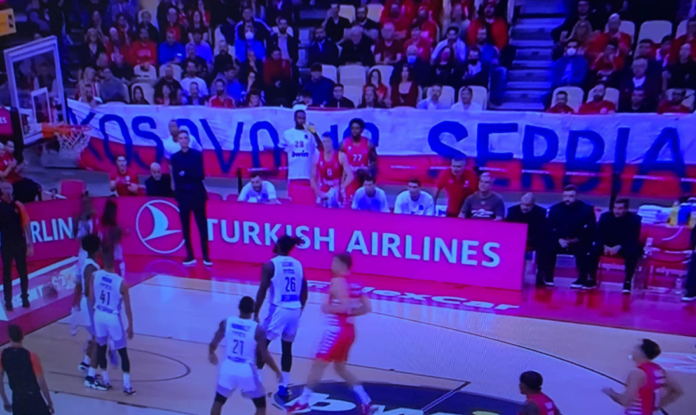 Skandal/ Tifozët grekë mirëpresin skuadrën serbe, hapin banderolën “Kosova është Serbi“
