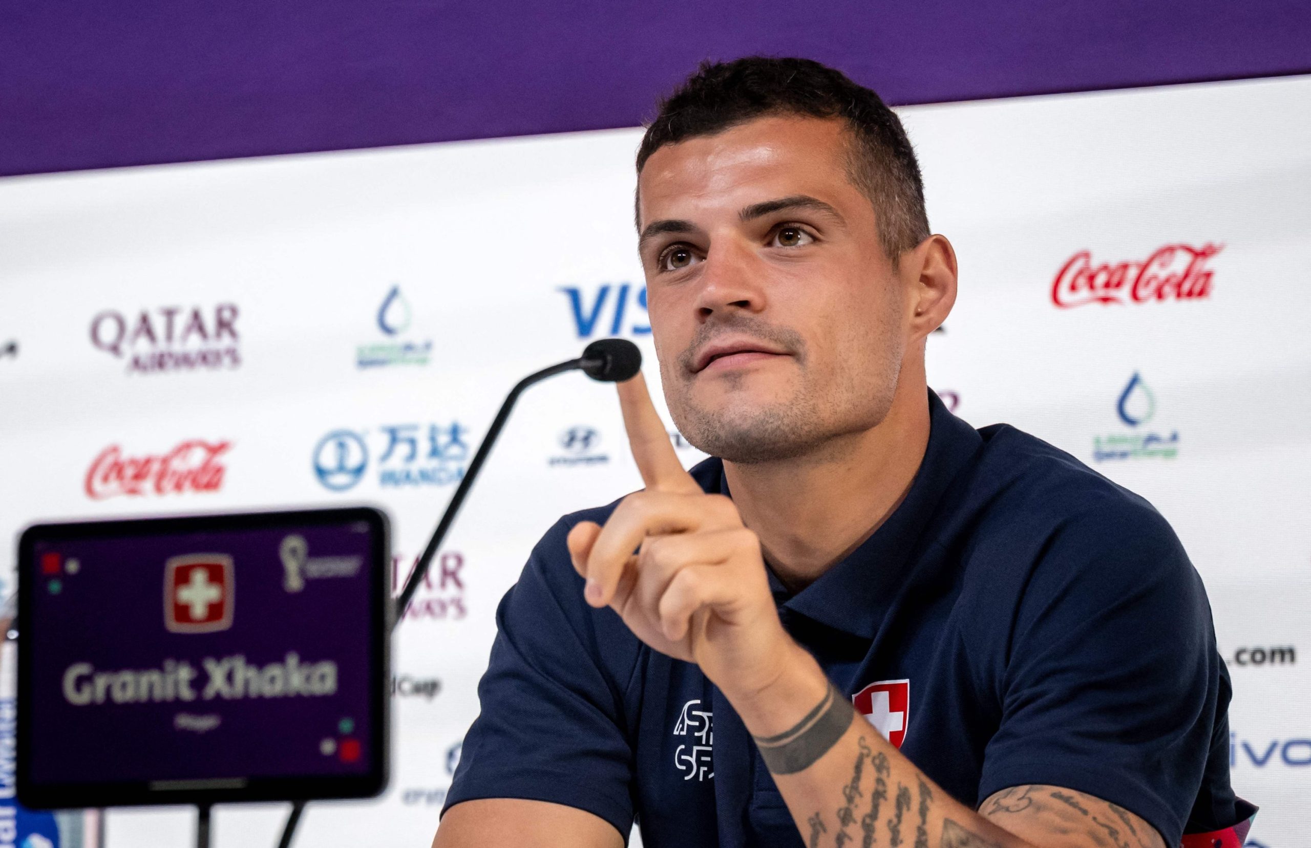 Tension në konferencë për shtyp, Granit Xhaka “driblon” provokimet e gazetarëve serbë