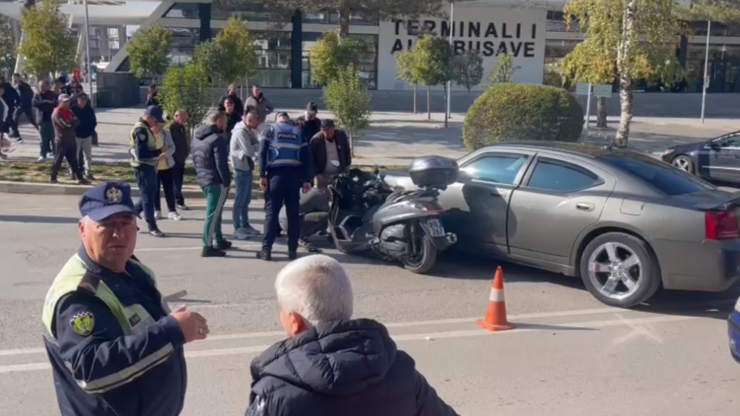 Makina përplas motorin, në gjendje të rëndë 40-vjeçari