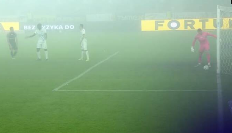 Tifozët dyshojnë edhe për trukim të ndeshjes! Ndodhi në elitën e Polonisë, portieri lë topin që të shkojë në rrjetë