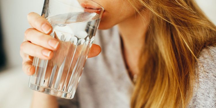 Ja pse duhet të pini një gotë ujë çdo mëngjes me stomakun bosh