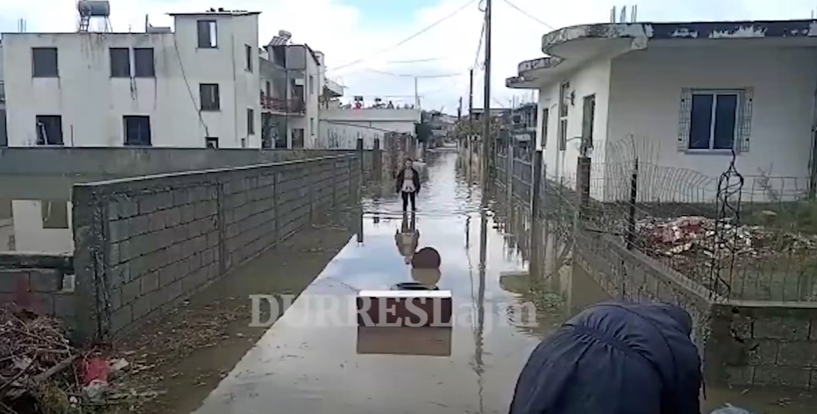 Përmirësohet situata nga moti i keq në Durrës, ulet niveli i ujit në lumenj dhe hidrovore