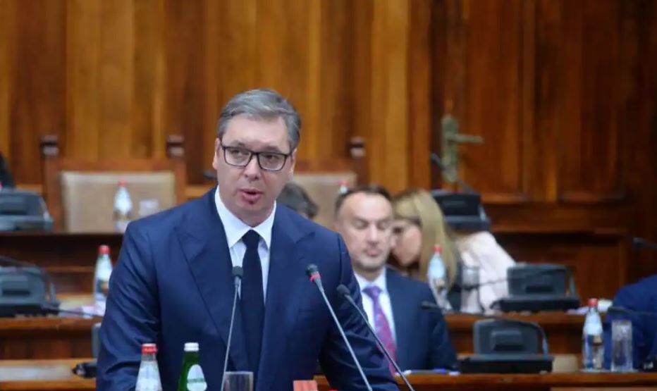 Tensionet në Veri, Vuçiç: Serbët në Kosovë nuk do të mbesin pa mbështetjen e Serbisë