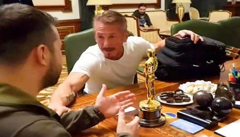 Zelensky merr një Oscar nga aktori i Hollivudit, Sean Penn