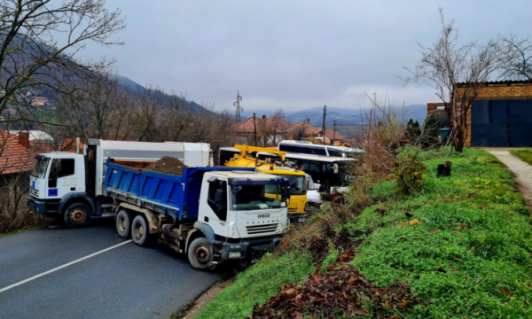 Vendoset një barrikadë e re në veri të Kosovës, Policia tregon për gjendjen atje