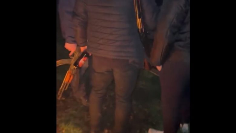 Barrikadat në veri të Kosovës, filmohen persona të armatosur me kallashnikovë (VIDEO)