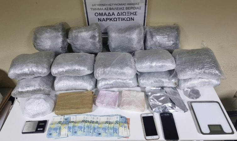 Iu gjet në banesë kokainë dhe marijuanë me vlerë 300 mijë euro, arrestohet shqiptari në Selanik (VIDEO)