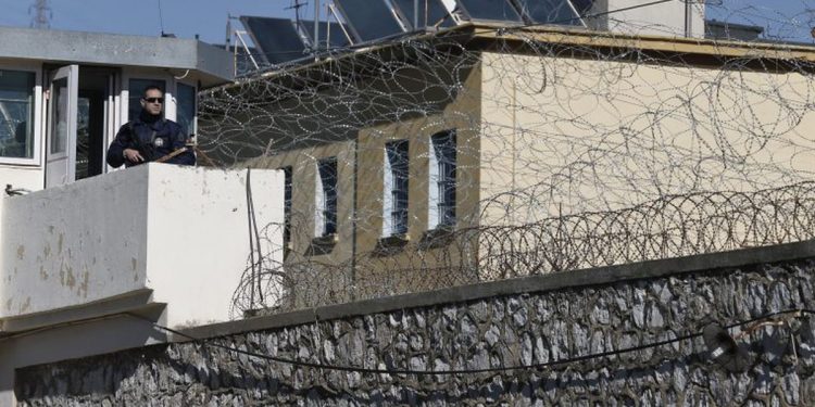 Preu kangjellat e qelisë, shqiptari tenton arratisjen nga burgu famëkeq në Greqi