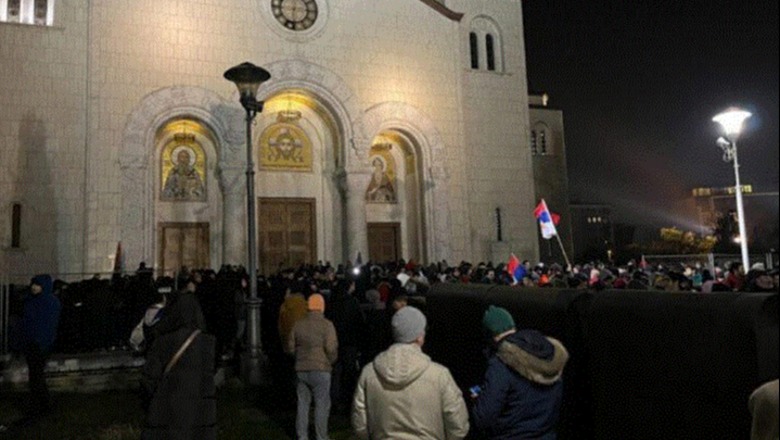 Serbët mblidhen afër Kishës Shën Sava në Beograd, me thirrje nacionaliste brohorasin kundër Kosovës