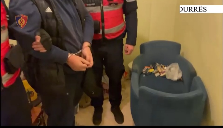 Me armë në lokal, arrestohet 43-vjeçari me precedent të theksuar kriminal në Durrës (VIDEO)