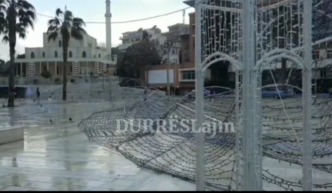 Moti i keq prish dekorin festiv të vendosur në qendër të Durrësit (VIDEO)