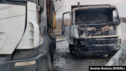 Digjen disa kamionë në një barrikadë në veri