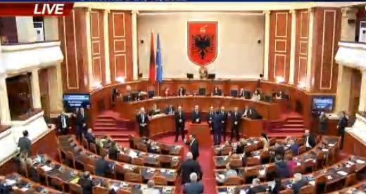 Ndërpritet seanca parlamentare, Noka dhe Baçi bllokojnë foltoren