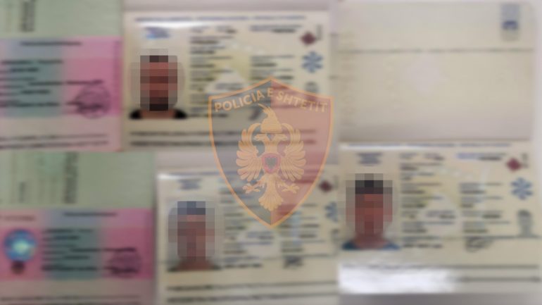 Tentuan të kalojnë me dokumente të falsifikuara, arrestohen në Rinas 3 të rinj