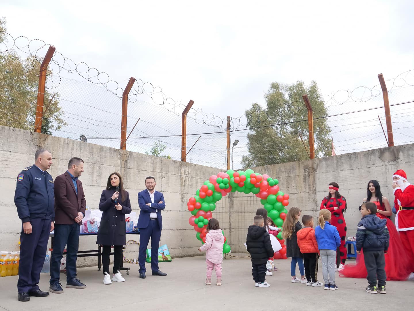 Aktivitet në burgun e Durrësit, festë dhe dhurata për fëmijët e prindërve që vuajnë dënimin (FOTO)