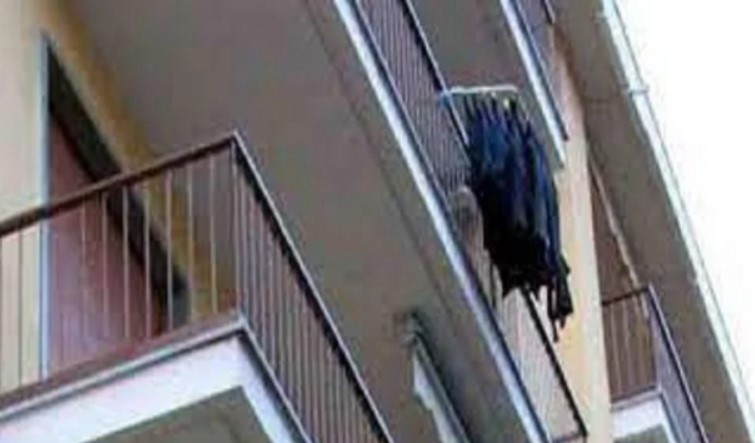 Shembet ballkoni i një pallati në Kavajë, niset drejt spitalit 32-vjeçari