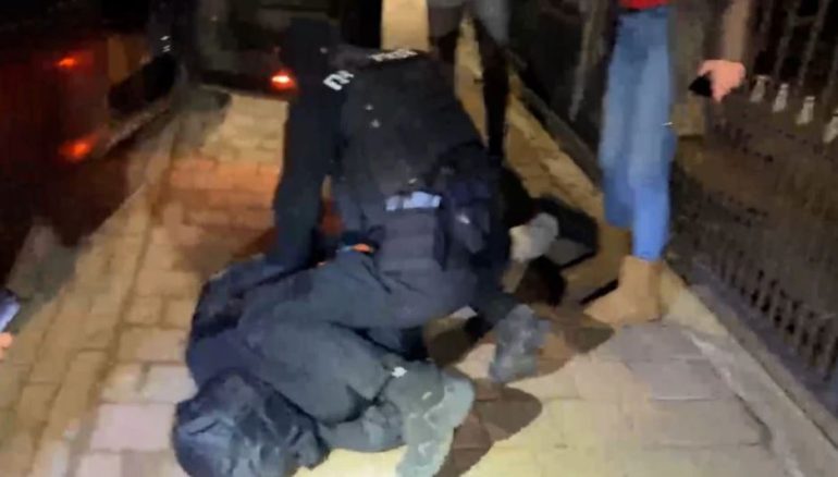 I gjenden pushkë, snajper dhe eksploziv, arrestohet shqiptari në Serbi