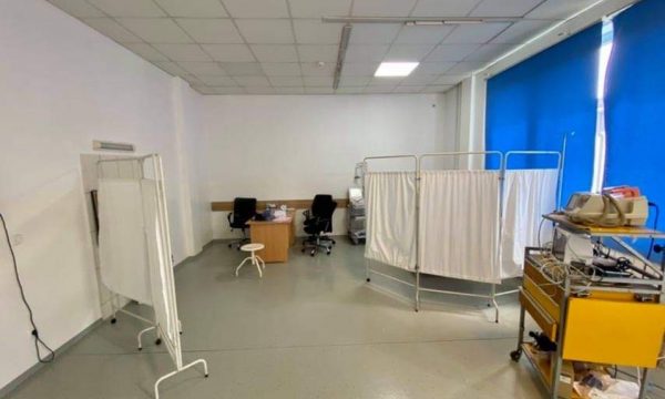 Tmerri në spitalin e Pejës, babai i foshnjës: Na thanë mos e lajmëroni policinë, pasi mblodhën copat nga lavatriçja