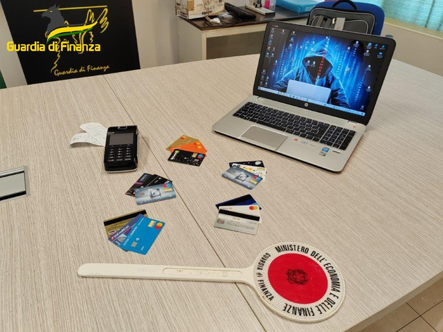 U vodhën klientëve të hotelit 145 mijë € nga kartat bankare, nën hetim familja shqiptare në Itali