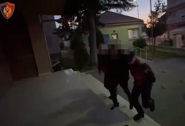 Plagosi me thikë një 27- vjeçar, arrestohet 19- vjeçari i shpallur në kërkim