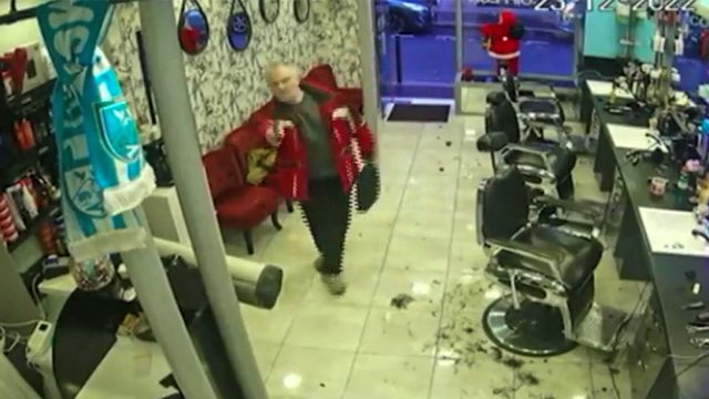 Publikohet momenti i sulmit në Paris kur ekzekutoi 3 kurdë në një berberhane (VIDEO)